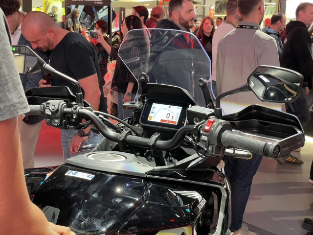 Honda cb1000gt khi mô tô du lịch 1000cc không còn phải hy sinh cảm xúc lái - 3