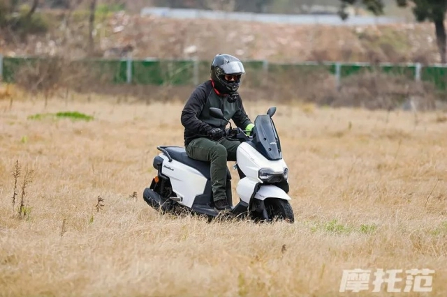 Honda ra mắt xe ga thích đi xa hooride125 có abs tcs màn hình tft cốp 35 lít nhưng giá cực mềm - 15
