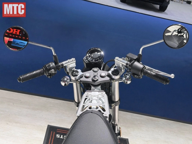 Không cần độ nữa honda dax 125 over racing bản full đồ chơi chính hãng vừa xuất hiện - 12