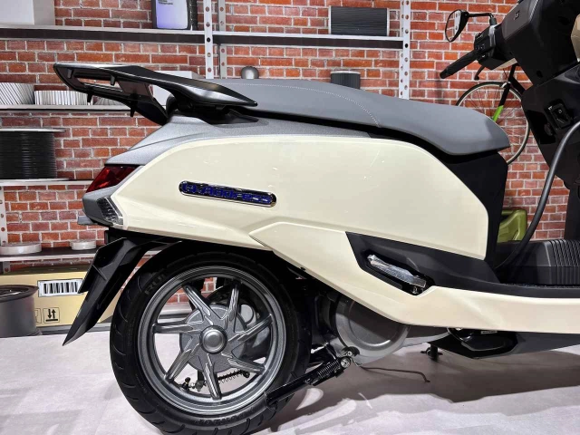 Nay mới có dịp săm soi toàn bộ chi tiết của chiếc xe điện e-address của suzuki - 24