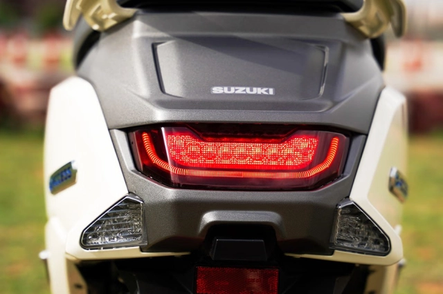 Suzuki công bố giá bán của e-access mẫu xe điện có pin và cách sạc giống honda uc3 - 11
