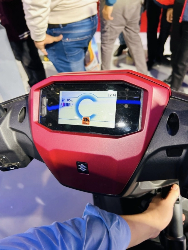Suzuki công bố giá bán của e-access mẫu xe điện có pin và cách sạc giống honda uc3 - 13